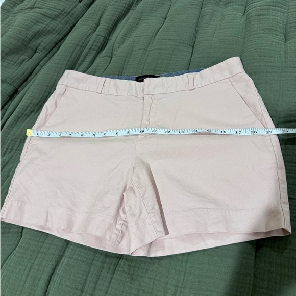 Good used condition banana republic shorts.  Pale pink. Sz 6 - Picture 3 of 9